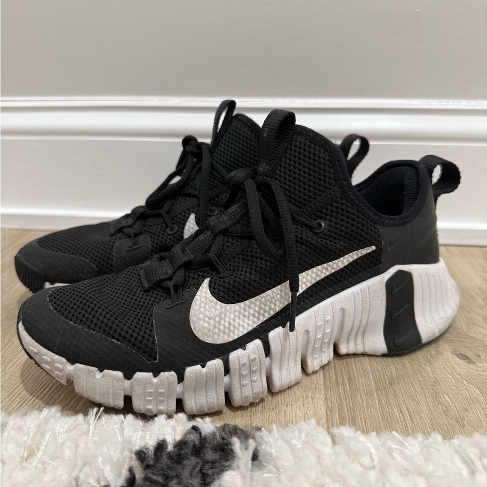 Nike Women’s Black and White Mesh Metcon 3